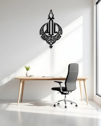 Allah Yazılı Hilal Motifli Metal Tablo – ofis duvarında