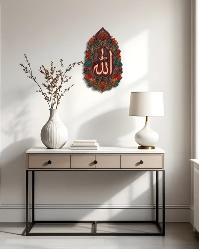 Çiçek Desenli Allah Yazılı Metal Tablo – konsol üzerindeki duvarda