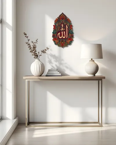 Çiçek Desenli Allah Yazılı Metal Tablo – konsol üzerindeki duvarda