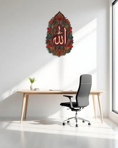 Çiçek Desenli Allah Yazılı Metal Tablo – ofis duvarında