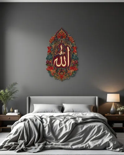 Çiçek Desenli Allah Yazılı Metal Tablo – yatak odası duvarında