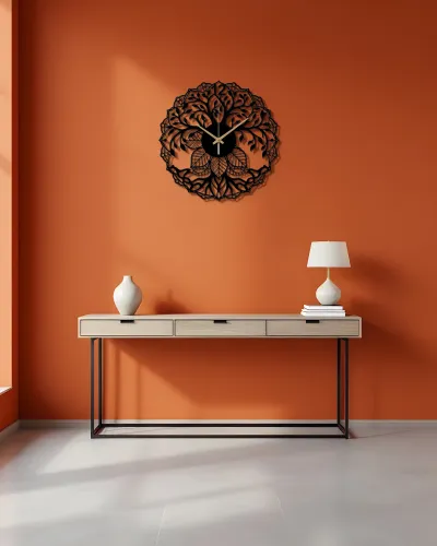 Hayat Ağacı Mandala Desenli Metal Duvar Saati – konsol üzerindeki duvarda