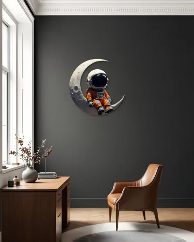 Hilal Ayda Oturan Astronot Metal Tablo – ofis duvarında