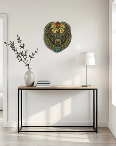 Mısır Horus Şahini Desenli Metal Tablo – konsol üzerindeki duvarda