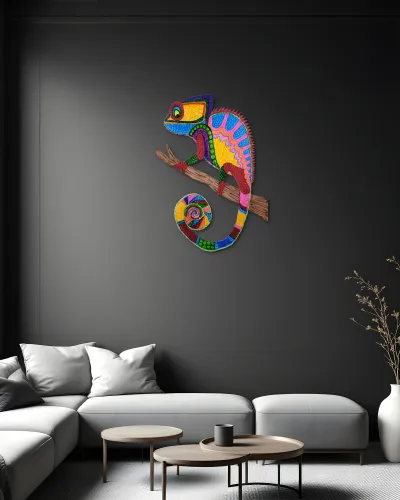 Renkli Mandala Desenli Bukalemun Metal Tablo – salon duvarında