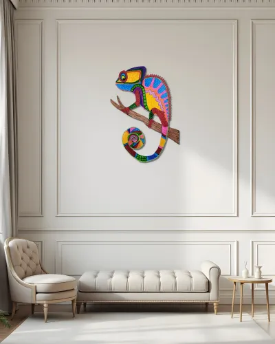 Renkli Mandala Desenli Bukalemun Metal Tablo – salon duvarında