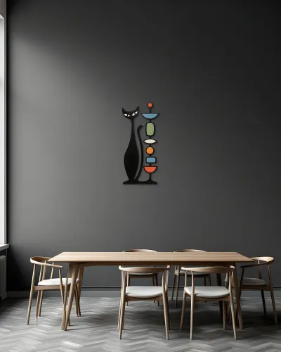 Retro Kedi ve Renkli Totem Figürlü Metal Tablo – duvarda görünüm