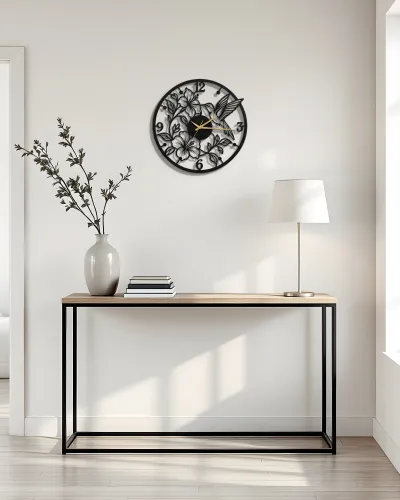 Sinekkuşu ve Hibiskus Desenli Metal Duvar Saati – konsol üzerindeki duvarda