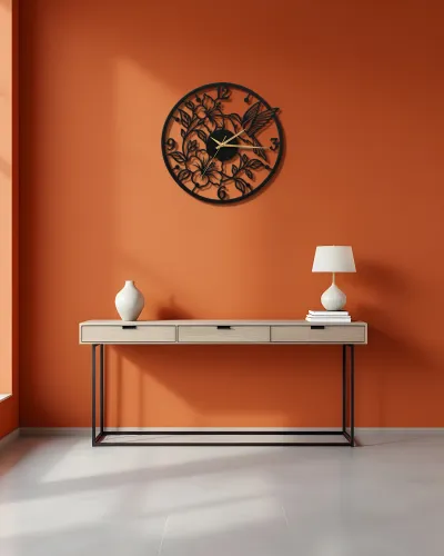 Sinekkuşu ve Hibiskus Desenli Metal Duvar Saati – konsol üzerindeki duvarda
